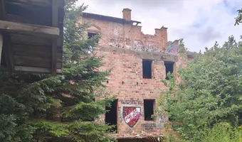 Niedokończona Willa i domek obok
