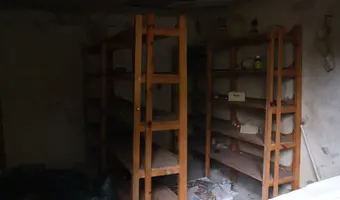 Opuszczone naczepy ciężarówek z budynkami