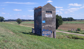 Opuszczony budynek przy jeziorze Turawskim,