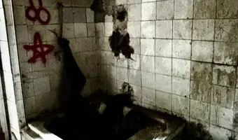 Kamienica z kupą wyposażenia