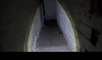 Zewnętrzne wejście do piwnicy pod blokiem