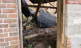 Ruiny domu i stodoły
