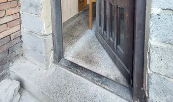 Ceglany dom dwurodzinny z piwnicą i szopą