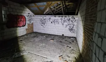 Opuszczony, podłużny dom z czerwonej cegły - zdjęcie 2/4