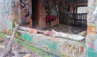 Niedokończona willa obok lotniska - photo 4/4