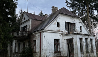 Opuszczony dom pomocy społecznej oraz dworek