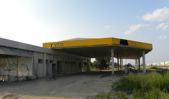 Opuszczona stacja benzynowa i mc donald's