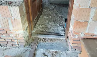 Ceglany dom dwurodzinny z piwnicą i szopą