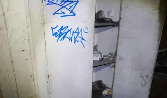 Opuszczony dom z samochodami
