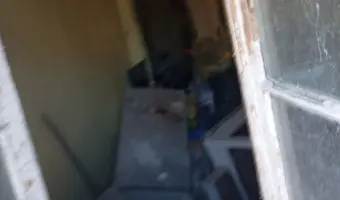 Opuszczony dom z lekko zawalonym dachem