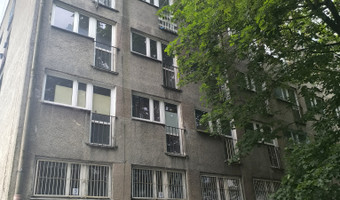 Opuszczony dobrze zachowany blok.
