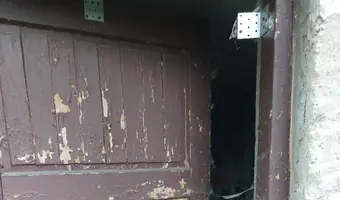Ceglany dom dwurodzinny z piwnicą i szopą