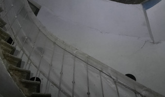 Kamienica z figurą na podwórku