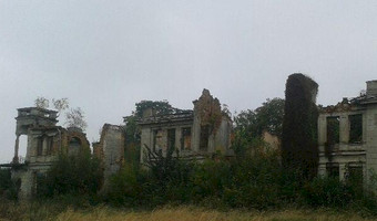 Ruiny pałacu, Włostów,