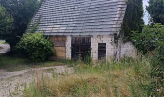 Opuszczony domek z garażem