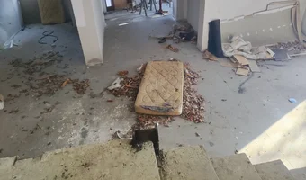 Opuszczone naczepy ciężarówek z budynkami