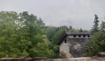 Niedokończona Willa i domek obok