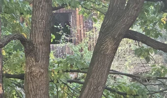 Opuszczony dom z niedokończoną dobudówką