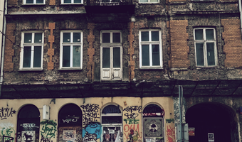 Kamienica z figurą na podwórku