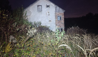 Opuszczony dom z budynkiem gospodarczym