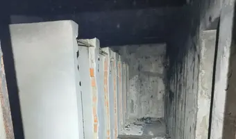 Duży niedokończony budynek koło portu Zadar