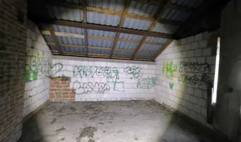 Opuszczony, podłużny dom z czerwonej cegły