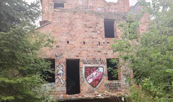 Niedokończona Willa i domek obok