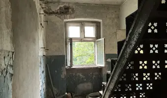 Kamienica z kupą wyposażenia