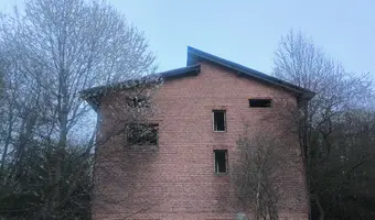Duża Ruina Domu ze Składem Skrzyń