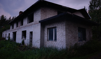 Opuszczony dom z wielką działką