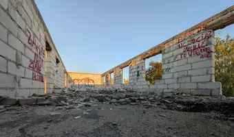 Ramzes Tomaszowski przy zajeździe i hotelu.