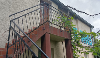 Opuszczony domek z garażem