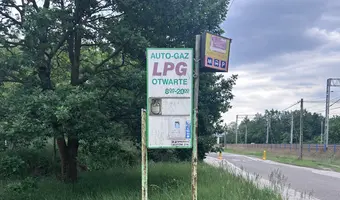Stacja gazowa + samochód
