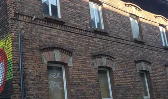 Ulica pełna opuszczonych kamienic