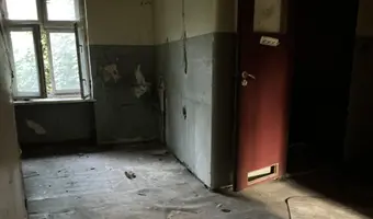Kamienica z kupą wyposażenia