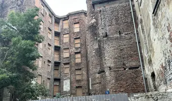 Opuszczona kamienica "spadające tynki"