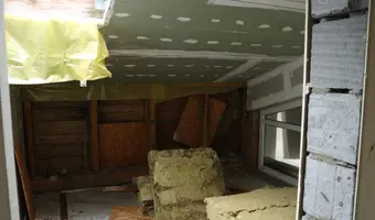 Opuszczone naczepy ciężarówek z budynkami