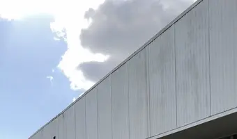 Opuszczona fabryka manekinów i rekwizytów reklamowych - zdjęcie 2/4