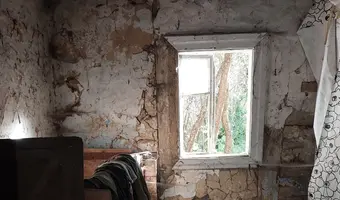 Opuszczony dom z dziwną postacią w kuchni