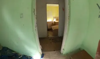 Opuszczony dom na skraju lasu