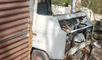 Opuszczony mechanik samochodowy