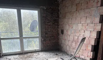 Ceglany dom dwurodzinny z piwnicą i szopą