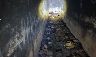 Stary bunkier obok osiedlowej kotłowni