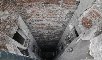 Kamienica z figurą na podwórku