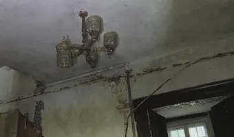 Opuszczony dom ze stodołą