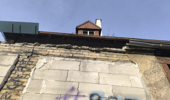 Opuszczony dom w którym sprzedawano bilety.