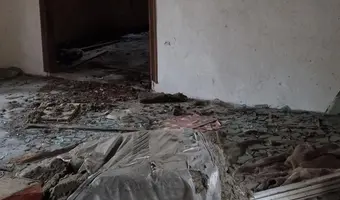 Stary dom w środku lasu