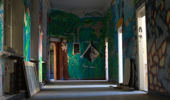 Opuszczona szkoła z celą w piwnicy