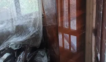 Ceglany dom dwurodzinny z piwnicą i szopą