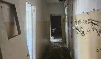 Opuszczony budynek przy torach